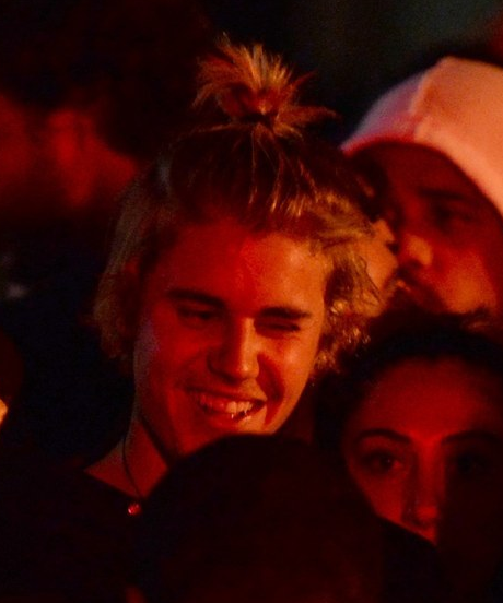 BuzzFeed's tweet photo. Justin Bieber wore the littlest ponytail to Coachella http://t.co/fRbBmzASPD http://t.co/HdaPmRxWse
