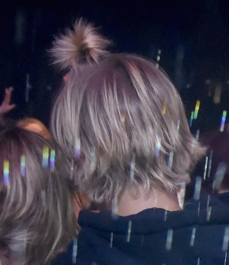 BuzzFeed's tweet photo. Justin Bieber wore the littlest ponytail to Coachella http://t.co/fRbBmzASPD http://t.co/HdaPmRxWse