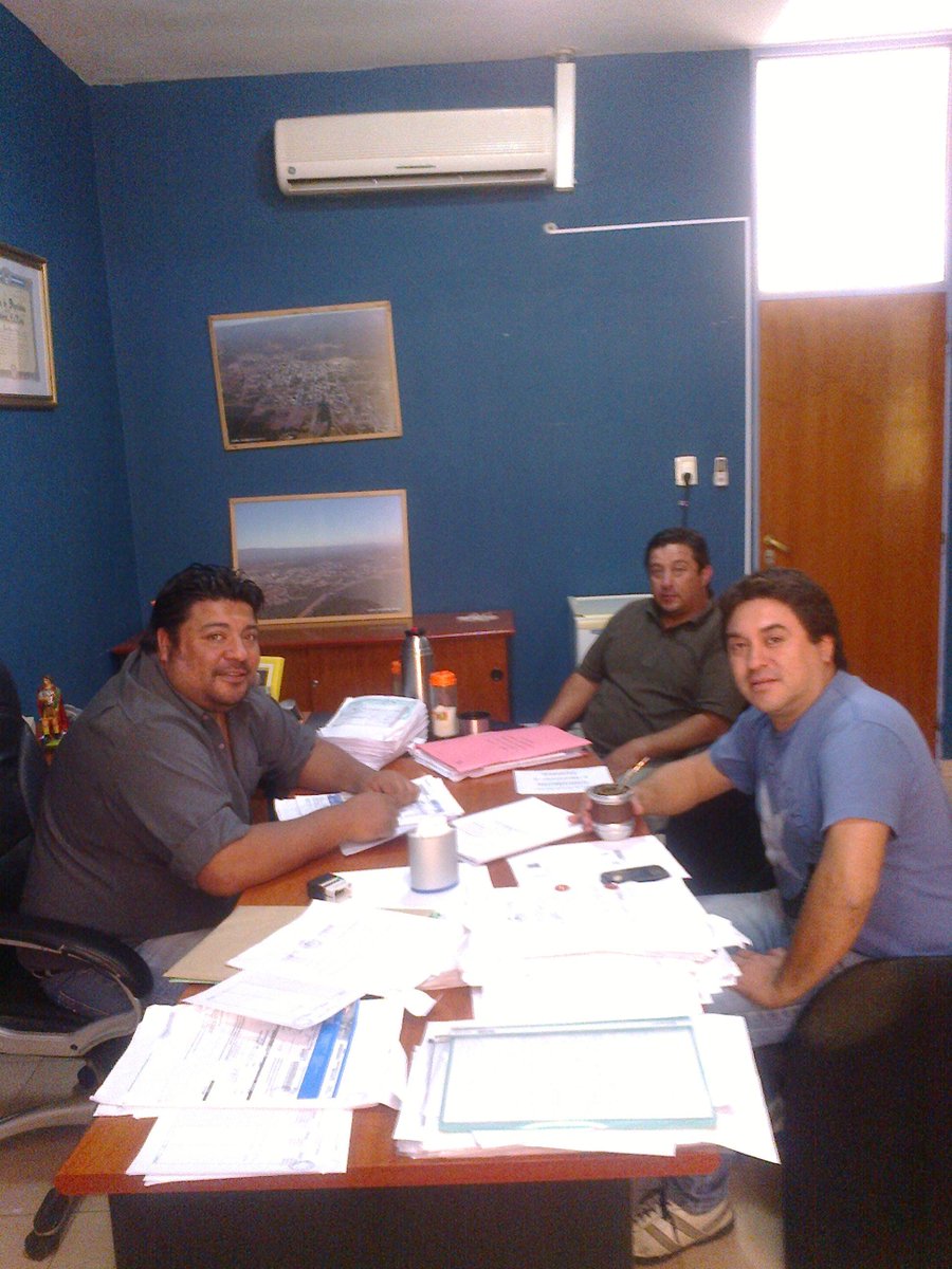 IntNegroElias's tweet photo. Nos reunimos con lucas Moyano y Fabián Soria para planificar el aporte con beca mun. a 200 operarios en capacitacion http://t.co/zTfvyi8dQF