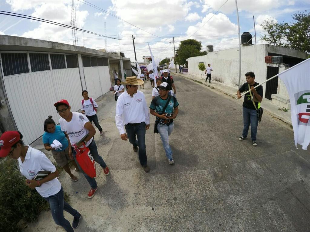 DanielGranjaMX's tweet photo. Hoy nos reciben los vecinos de la colonia Nueva Chichén Itzá #TomandoNota1D http://t.co/1q0SPP2c63