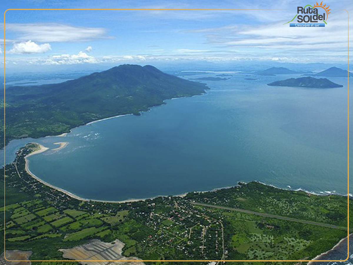 Vista aérea del Golfo de Fonseca. ¡Nos encanta el Sur! Compartí si a vos también te gusta. #RutaDelSol #DescubreElSur