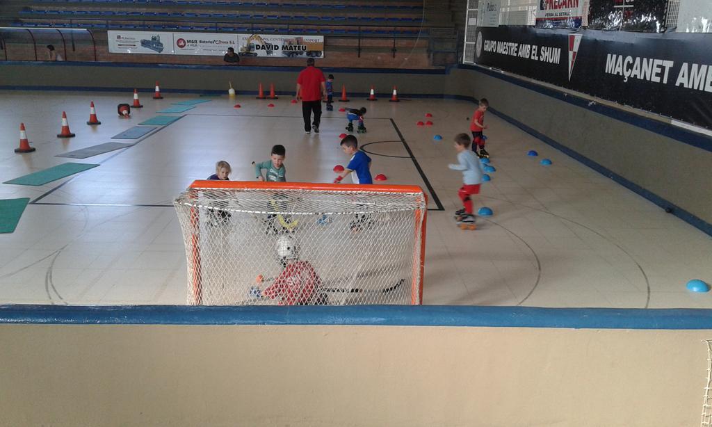 MarcVall46's tweet photo. Entrenament de #hockey #miniescola #shummaçanet http://t.co/Wz4RHideOq