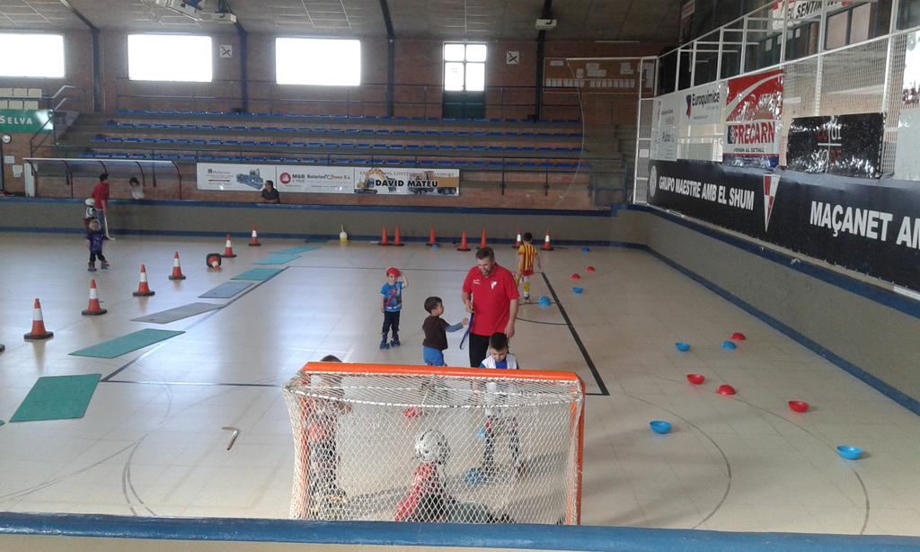 MarcVall46's tweet photo. Entrenament de #hockey #miniescola #shummaçanet http://t.co/Wz4RHideOq
