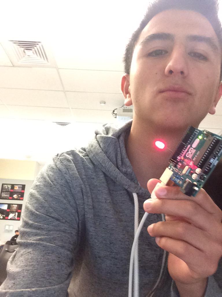 NoeTheCraque's tweet photo. An LED light allows light to travel in one direction. #led #ledblink #arduinoibook http://t.co/jod7izXk9B