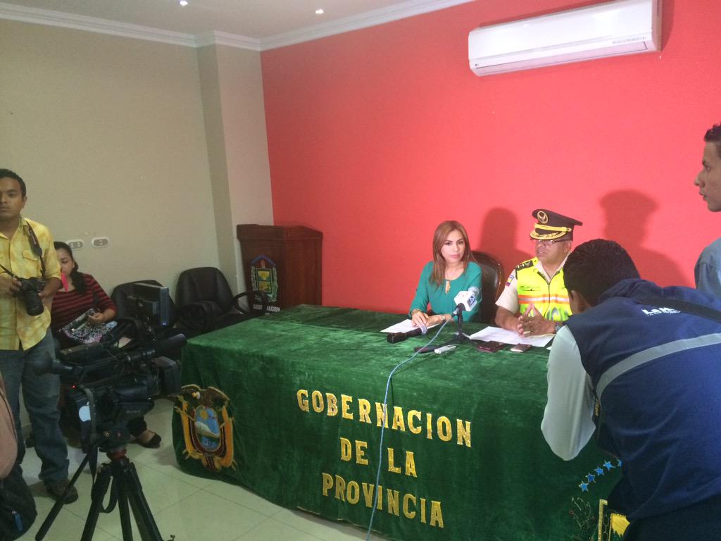 Gober_LosRios's tweet photo. Gobernadora @kharlachavez en rueda de prensa caso más buscado #ElVinceño abatido en #Venezuela @PoliciaEcuador http://t.co/62OLs2E0wG
