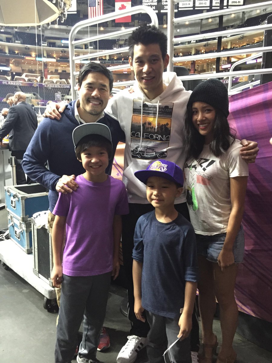 JLin7's tweet photo. Awesome meeting the #FreshOffTheBoat crew yesterday @TheIanChen @wheeler_forrest @ConstanceWu &amp; Randall Park! http://t.co/FufxVFk88H