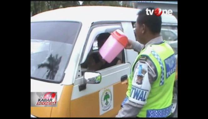 Polisi Bagikan 500 Tempat Sampah Gratis ke Sopir Angkot dlvr.it/9N8WFV