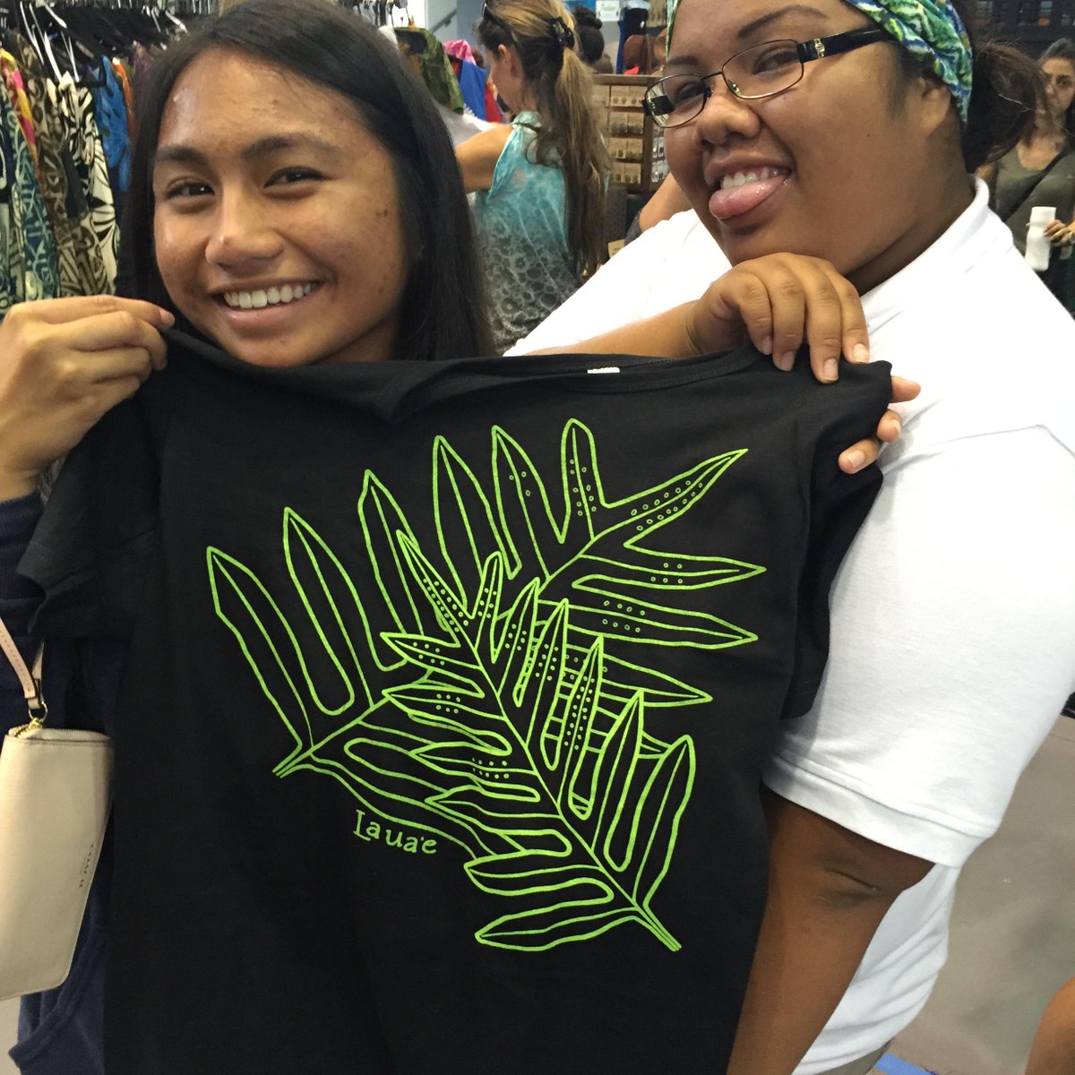 Kea_ea_ea's tweet photo. Nani ka lauaʻe i ka pālule palaunu. #kamoanianilehua #KBM http://t.co/aQcqlv3JK0
