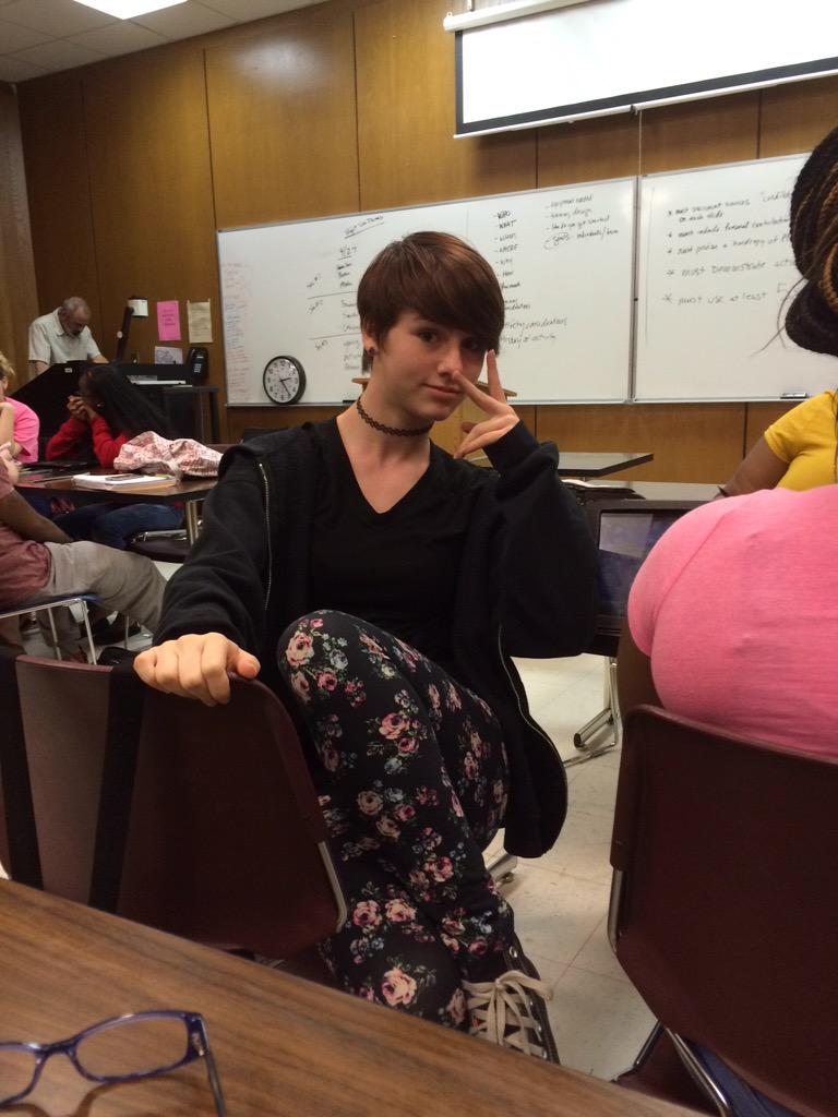 bmexox's tweet photo. @SheProbAHoeIf @shore_andre #choker #patternleggings http://t.co/BvIzmQL1Pr