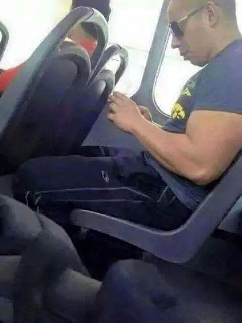 diegogarbellini's tweet photo. Mucho #rápidoyfurioso7 pero anda en buss , Estas cosas pasan solo en USA http://t.co/8ktqXLNzgW
