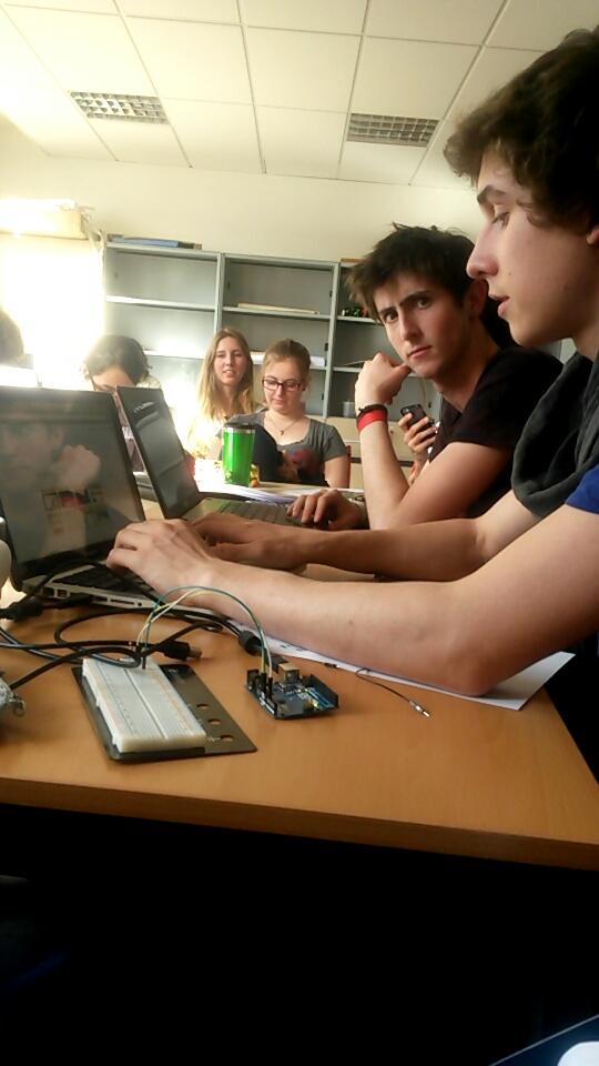 Adelefdv's tweet photo. Crétion de super thermomètre #arduino#dreamteam #thermalwars http://t.co/omVPUrUFnr
