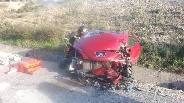HoraJaen's tweet photo. SUCESO | Brutal accidente en la A-316 km 88. Dos coches. Tres mujeres atrapadas en su interior. Vía @bomberosjaen http://t.co/KYgNI1e6In