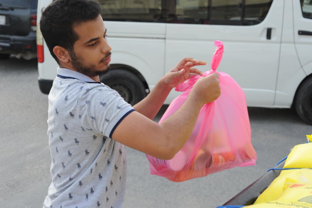 صور من برنامج السلة الغذائية للأسر المحتاجة الذي اقامته اللجنة الاجتماعيه بالتعاون مع مركز الخدمات اﻻجتماعية بالدمام