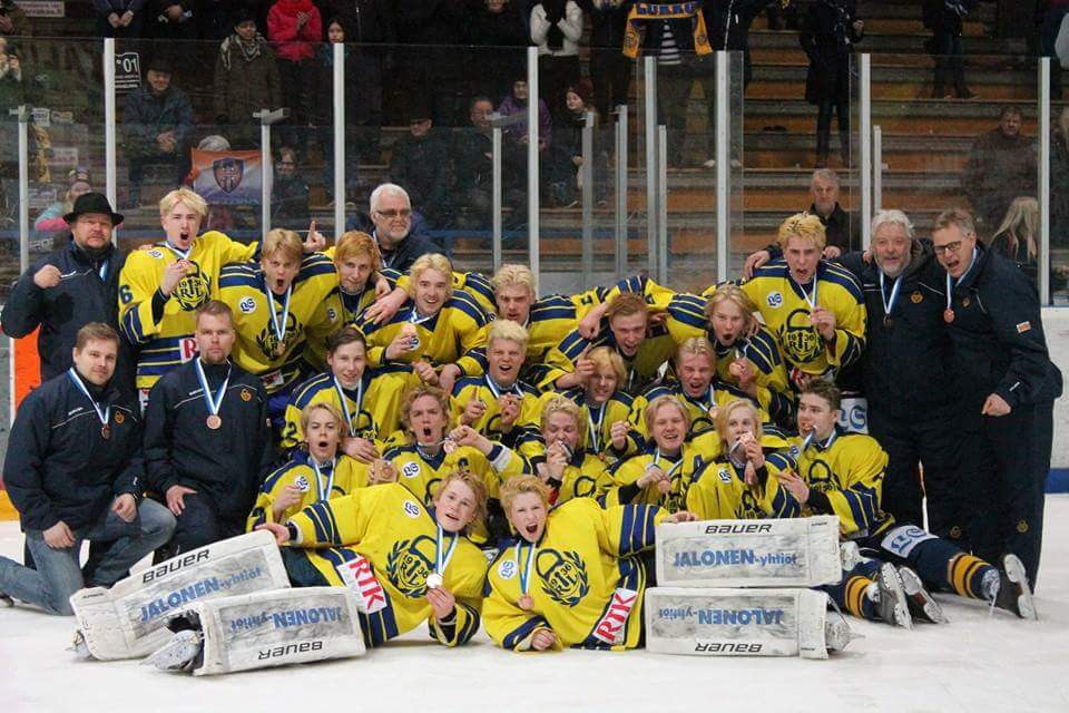 LukkoC1's tweet photo. @TeamRaumanLukko Kyl poja se pronssiki perkalee hyvältä maistuu 👌
Don't give up 💖👊  
T. Lukko C-joukkue http://t.co/lzrxVXDpRF