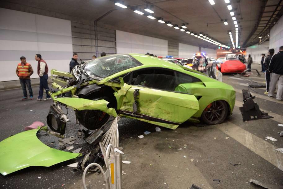 road_over's tweet photo. Así acabó este #Lamborghini Gallardo en una carrera clandestina este fin de semana en China http://t.co/Ryg1fxNg5f