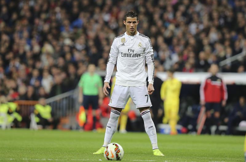 MenezRMCF's tweet photo. GOLES DE FALTA EN LIGA:

-CRISTIANO: 17 goles.
-MESSI: 12 goles.

Que no os engañen. #DatosQueDuelen http://t.co/xibrO9M2oC