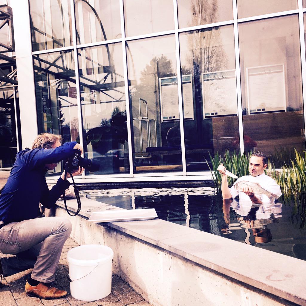 Jarovanmeerten's tweet photo. De #chefkok als een rockster op de foto. Dan wel een passende omgeving van het gerecht! @hotelBeveren @vdValkHotels http://t.co/s73rSy959u