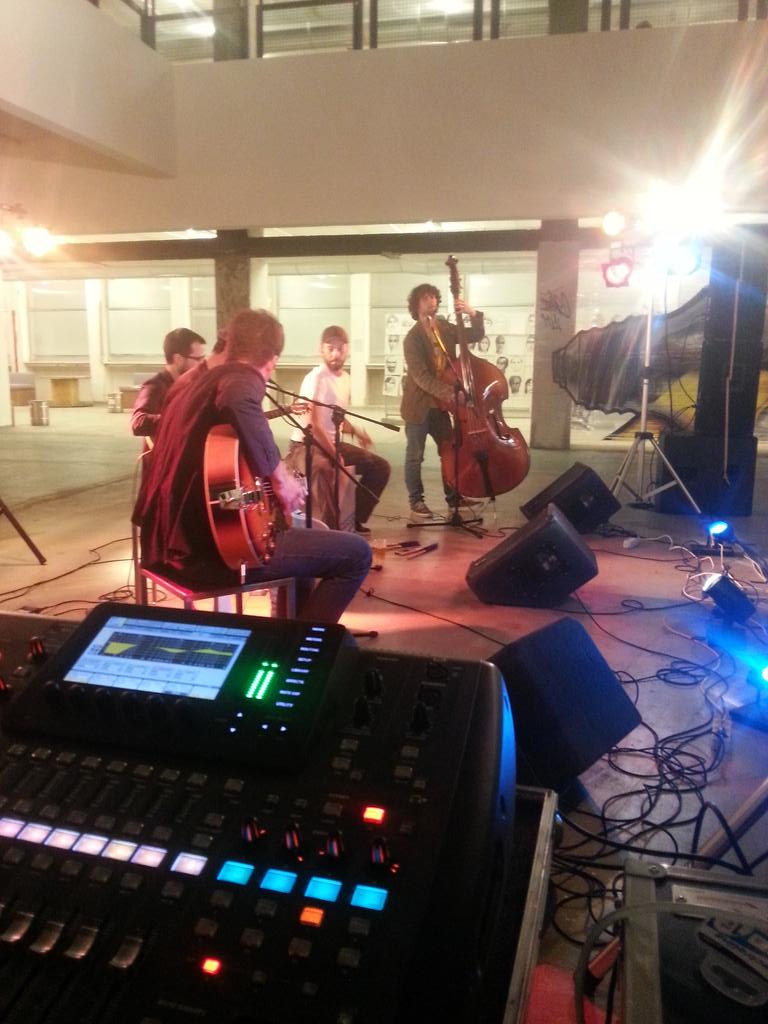 Ballamenti's tweet photo. #lamusicafabene con la @WoodyGipsyBand! @Mostramiart @IDistratti #swing #milan #FuoriSalone2015 http://t.co/JjzlEVFFab