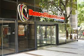 TradingTactico's tweet photo. Venezuelan government forces its citizens to leave private banks and join state owned banks. http://t.co/HKoEpgFibi http://t.co/W9BVs39uGy