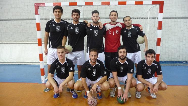 santacruzlareal's tweet photo. Felicidades Campeones Equipo balonmano @StaCruzLaReal #Colegio Mayor #Granada. A por el Trofeo Rector@UGR http://t.co/PRFjW86vDl
