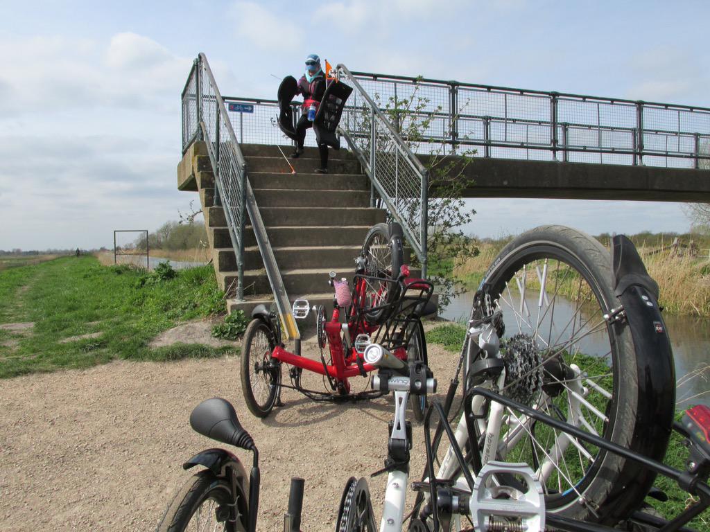 Donkey_Hoty's tweet photo. Sometimes I question if a cycle path is really a bicycle path, or if it's just a path #porterage #disabledcycling http://t.co/KWcQQCkPmi