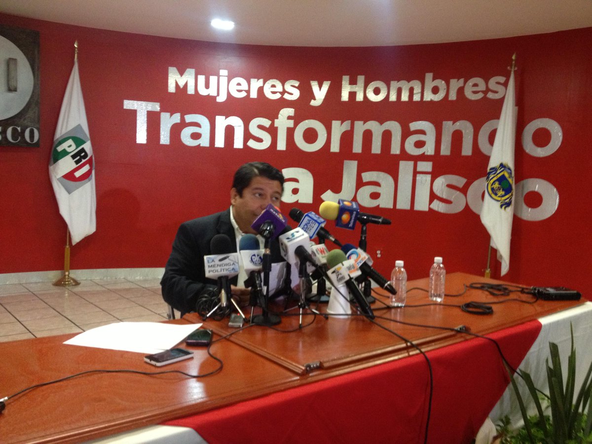 EditoraJalisco's tweet photo. Pide #PRI a #MovimientoCiudadano que anule candidatura a Carlos Lomelí, detenido en 2002 http://t.co/3JQf3HfRMy http://t.co/ZSPP44Eu0K