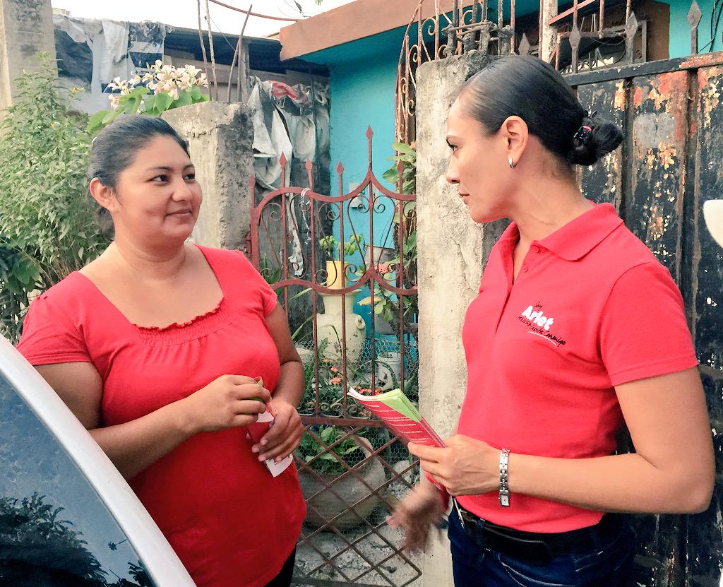 ArletMolgoraG's tweet photo. Continúo caminando las colonias de #Chetumal para compartirles mis propuestas. Lo mas valioso es poder escucharlos! http://t.co/cjxaCEm7KT
