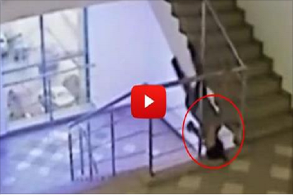 NoticiasCNN_'s tweet photo. Joven ebria cae por las escaleras. Mira el vídeo. ¡IMPRESIONANTE!  → http://t.co/DIkgjJN2Jy http://t.co/WW7tBoetxv