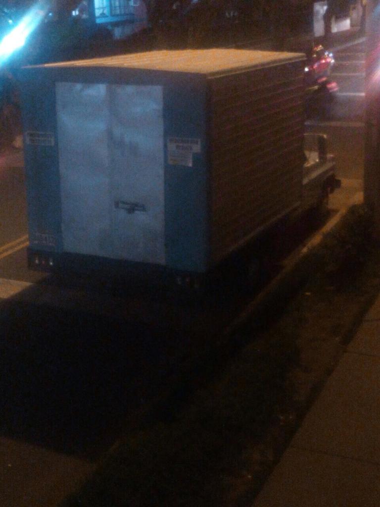 manolitosalazar's tweet photo. Señor@PoliciaBogota con este vehículo desocuparon un apto el sábado hoy está en el mismo conjunto carrera 114 b #147a http://t.co/h0iMqByuWM