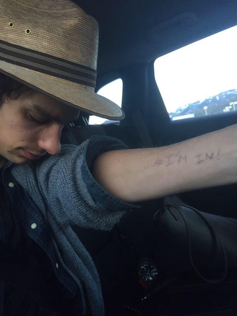 _The100France's tweet image. Devon et Eliza ont posté ces photos pour montrer leur soutien à @the100charity