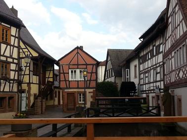 CarlaMnchen's tweet photo. Abendspaziergang Wassergasse #Annweiler/Trifels 9.Mai "Annweiler tanzt!-Tango sans Frontières" http://t.co/x6R7UFFFnu http://t.co/xKZeqpCmFI