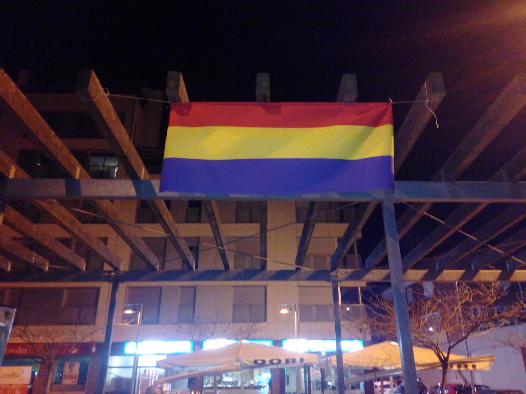 danicardogirona's tweet photo. Que no pare la noche en Rubi porque hoy es la #OperacioRepublica http://t.co/K0zmTQS0fu