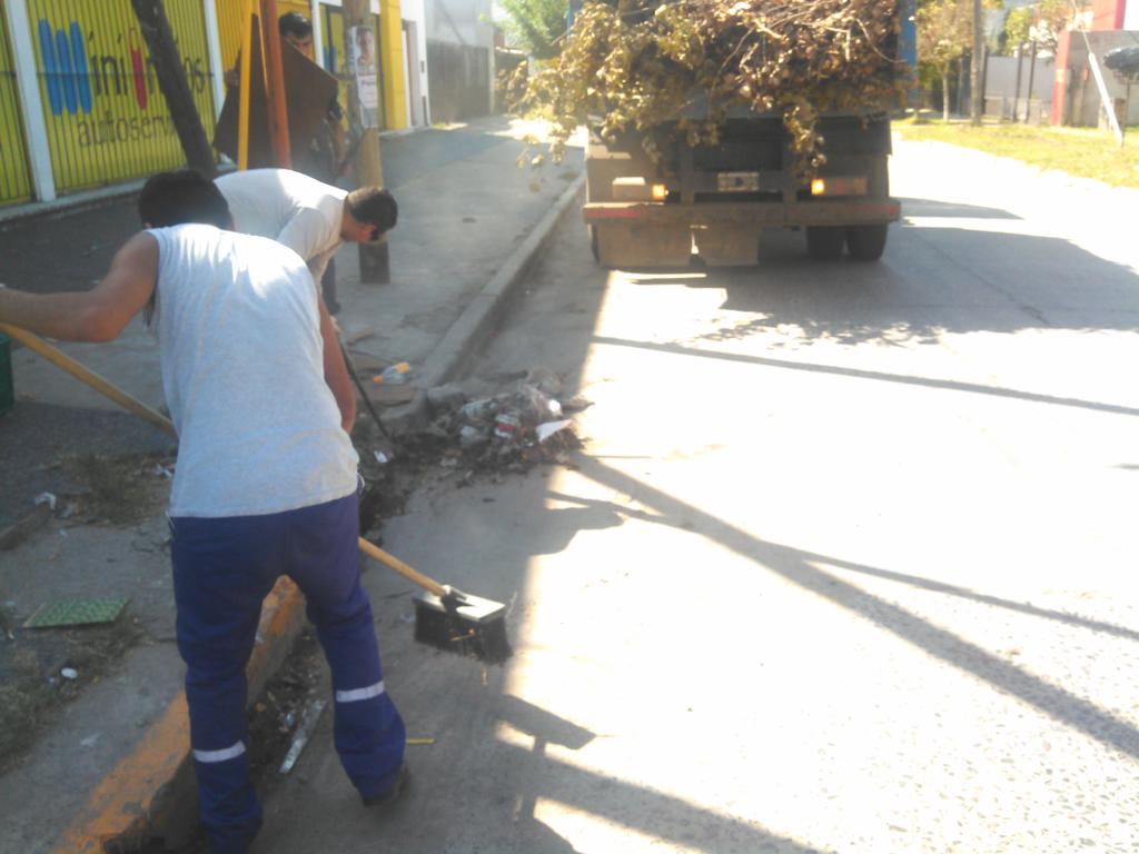 QuilmesOestell's tweet photo. 13/4. Ante el pronóstico d mal tiempo, adelantamos los trabajos d limpieza d sumideros de la semana. @barbagutierrez http://t.co/k2bgeUKpcA