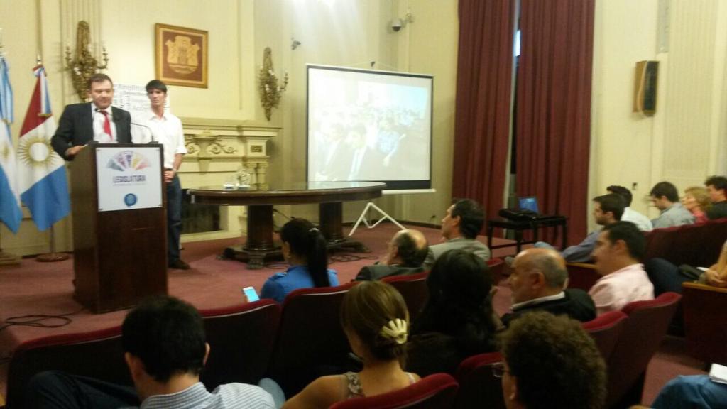 FelippaErcole's tweet photo. Ahora en la legislatura, junto a @franlosano, hablando de la importancia de la participación de los jóvenes. http://t.co/8I9yQ4SLgi