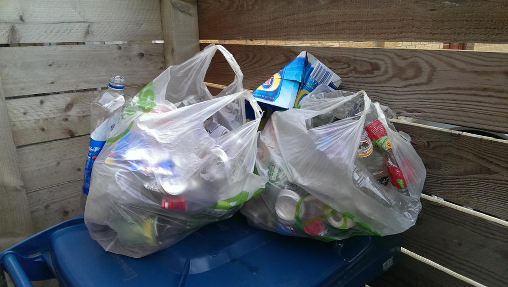 7Markham's tweet photo. Depressing 4 mile run. What is wrong with people ? Who does this ? #recyclingrunner @Rushcliffe @KeepBritainTidy http://t.co/tFda7pud6D