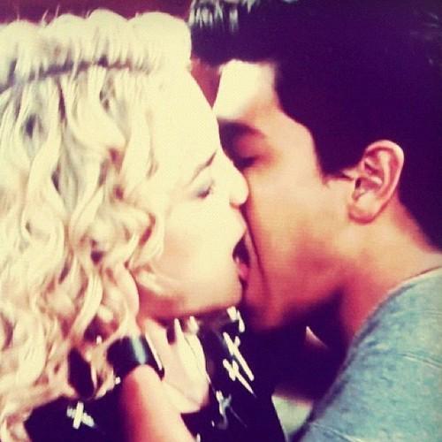 dhheyy's tweet image. "@LuaMyBlanquinha: "@loveofluablanco: "@luaftcoqueiro @Lua_Blanco FELIZ DIA DO BEIJO PRA VC TBM AMIGA  http://t.co/ZkfCgsdGRE"""