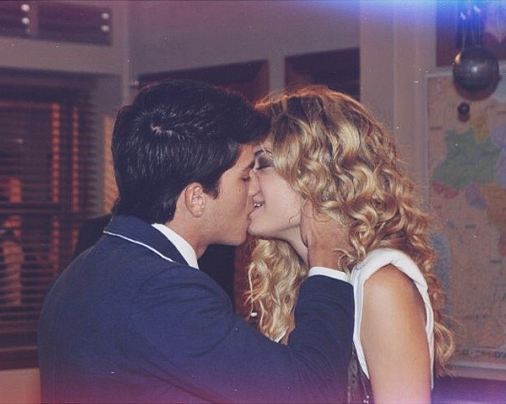 dhheyy's tweet image. "@LuaMyBlanquinha: "@loveofluablanco: "@luaftcoqueiro @Lua_Blanco FELIZ DIA DO BEIJO PRA VC TBM AMIGA  http://t.co/ZkfCgsdGRE"""