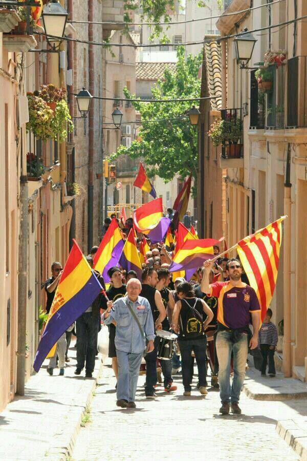 EsquerraVerdaLH's tweet photo. A L'Hospitalet #OperacioRepublica Visca el 14 d'Abril http://t.co/sQMlhS8ejc
