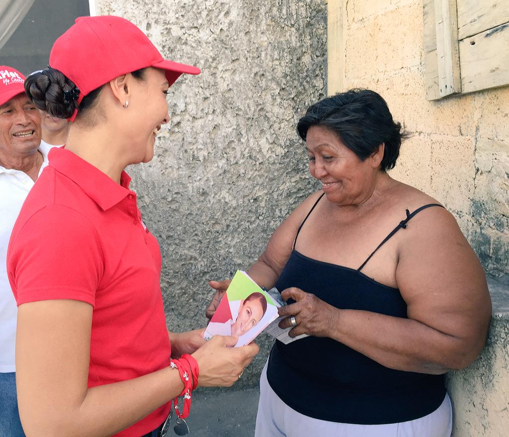 ArletMolgoraG's tweet photo. Escuchar a mis paisanos chetumaleños me ayudan a enriquecer mis propuestas. ¡Voy a legislar junto a ustedes! http://t.co/9POi5WNZxE
