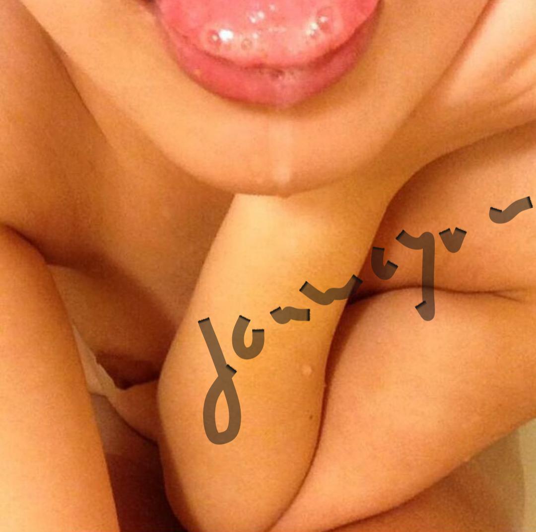 منو مشتهي يمصمص شفايفي 👄