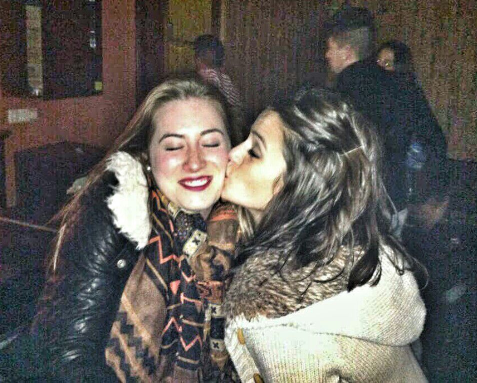 Manoli_G's tweet photo. "@julia_cgc: Más bonita que ninguna..ponía la peña de pie..  @Manoli_G  👭😘 http://t.co/a1IMAWsP9h" te como <3