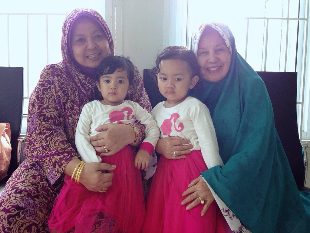 amandabosziious's tweet photo. Ibu saya juga mas :)
Cc: @luciuana  
"@ipphoright: Ibu saya hari ini #milad, doain ya :) http://t.co/A5Rv8Kftqi"