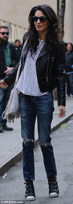 IleneToTheWrite's tweet image. Dork in the background... On set w/Clooney
#BackgroundWork