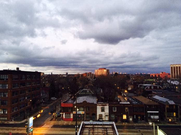 ArtMBlake's tweet photo. Looking N from my back window across Dundas W. @CdnCitiesRU #springstorms TO http://t.co/BsT3eWY7d5