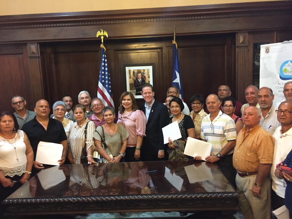 DavidBernierPR's tweet photo. Líderes del programa acueductos comunitarios sostenibles, recibiendo beca para laboratorios. Mañana damos otro paso. http://t.co/K8gUSWIluz