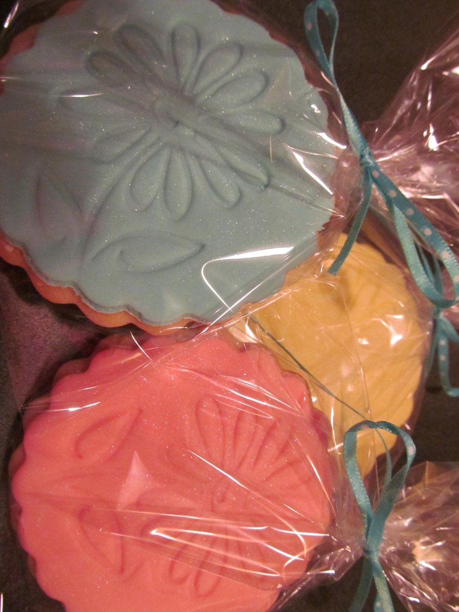 Debs_Delights14's tweet photo. #MothersDay treats! #FruitTartlets or #SugarCookies = great ideas! DebbiesDelights14@gmail.com #DebbiesDelights http://t.co/9WMsemCfF6
