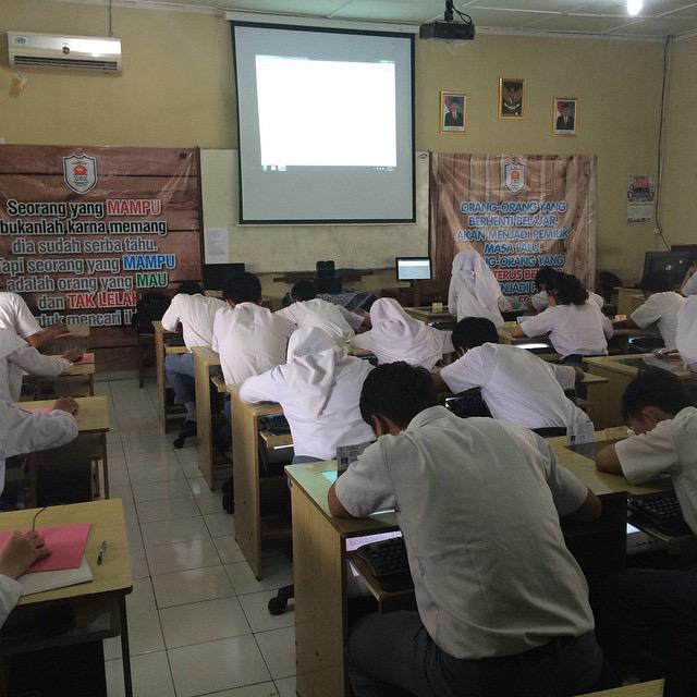 Suasana CBT hari Pertama kemarin di <a href="/SMANSAKLT/">SMA N 1 Klaten</a> , semangat untuk yang menjalankan UN!
 (sumber gambar: <a href="/Tantriambar/">Tantri G Ambarsari</a> )