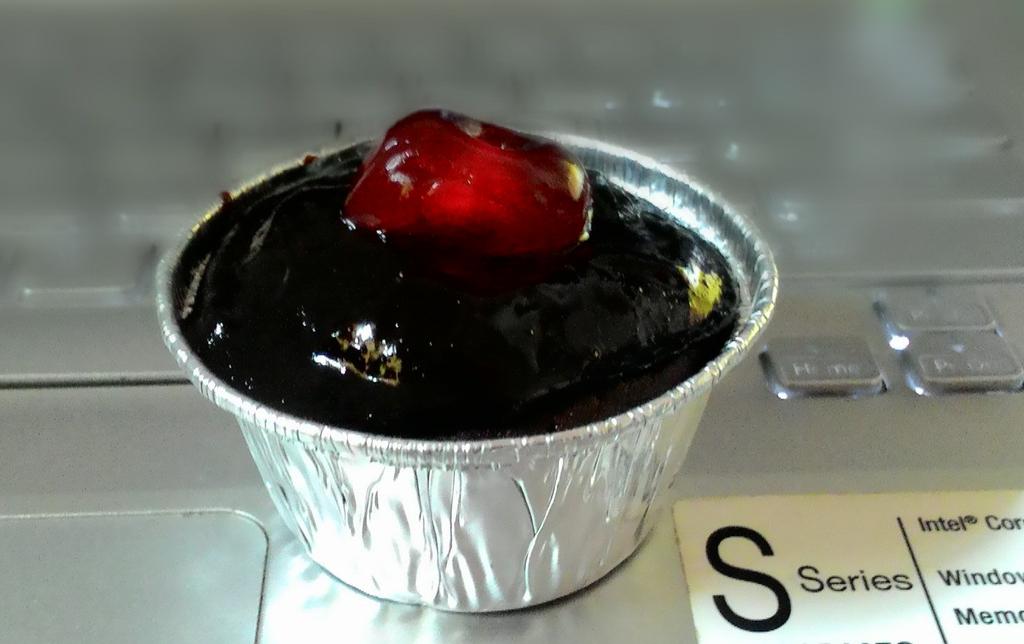 Devil cake. Full coklat. Nggak tahu kenapa dinamain gitu.