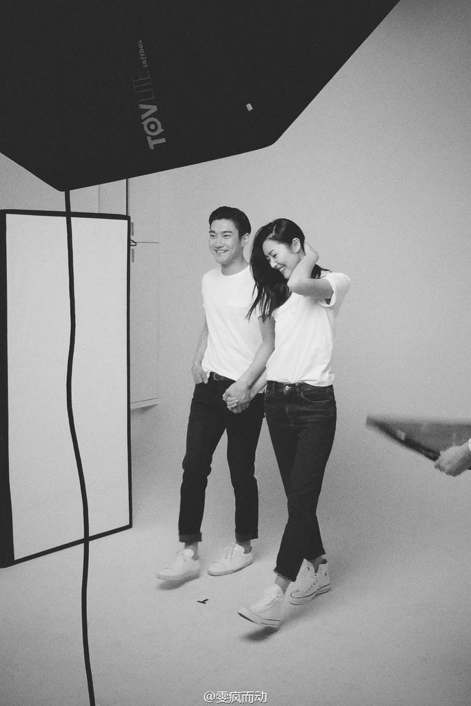 13elieveSG's tweet photo. [HQ PIC] 150414 雯疯而动 Weibo Update - Siwon having a photoshoot with his virtual wife! They look good^^ [3P] http://t.co/speXXVsRdh
