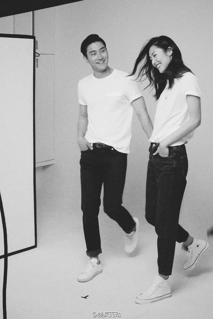 13elieveSG's tweet photo. [HQ PIC] 150414 雯疯而动 Weibo Update - Siwon having a photoshoot with his virtual wife! They look good^^ [3P] http://t.co/speXXVsRdh